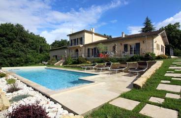 Gîte pour 4 personnes, avec vue et terrasse ainsi que piscine et jardin à Cénac