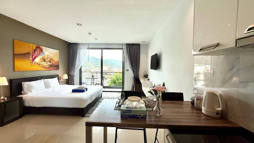 Holiday letting for 2 people, with balcony and garden as well as ocean view in Patong Beach