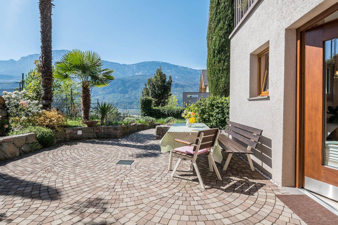 Ganze Wohnung, Ferienwohnung "Rosengarten A" mit Bergblick, privater Terrasse und Wlan in Oberkreuth, Terlan