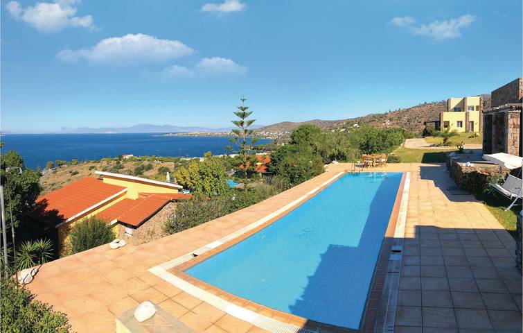 Apartamento junto a la playa con piscina, WiFi y aparcamiento, a 2 km de la playa de Kleidi. in Perdika, Egina