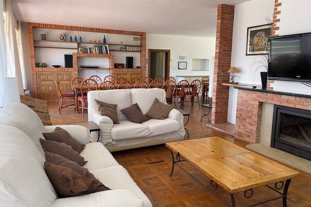 Benidorm.  Private villa with pool & air conditioning. Sleeps up to 25. in Benidorm, Costa Blanca