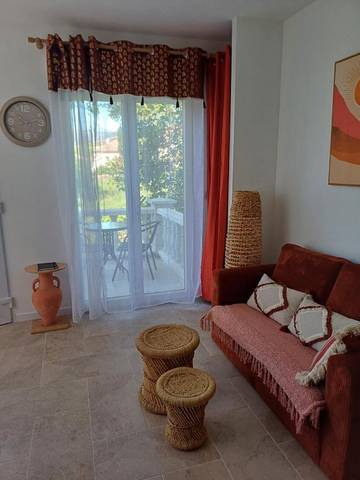 Gîte pour 2 personnes, avec jardin ainsi que piscine et vue à Hérépian