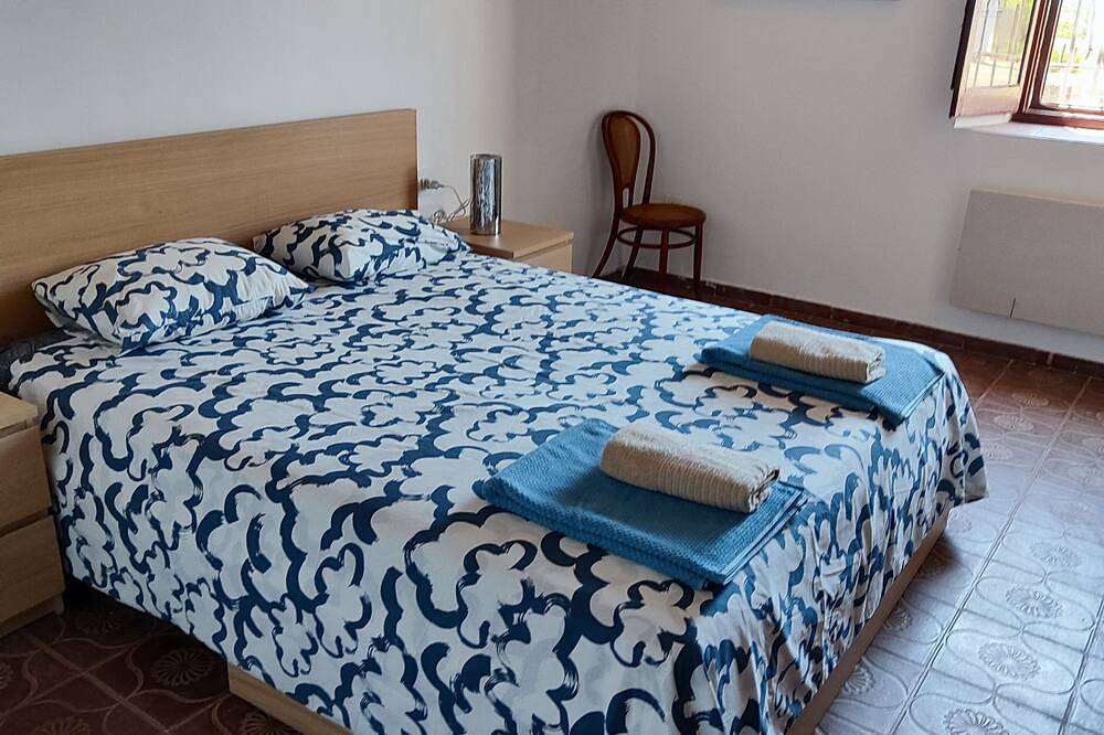 Farmhouse with swimming pool and tennis on a 1 hectare estate of orange and olive trees, 1 km from the sea. in Alcanar, Costa Dorada