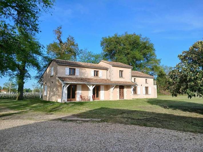 Location de vacances pour 2 personnes, avec terrasse ainsi que jardin et vue, adapté aux familles à Lalande-de-Pomerol