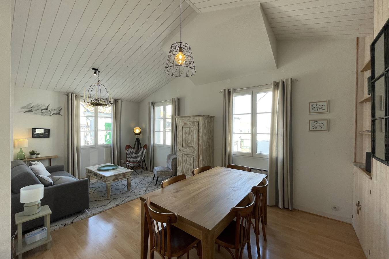 Entire apartment, Very bright nest with terrace in the village in La Flotte, La Rochelle region