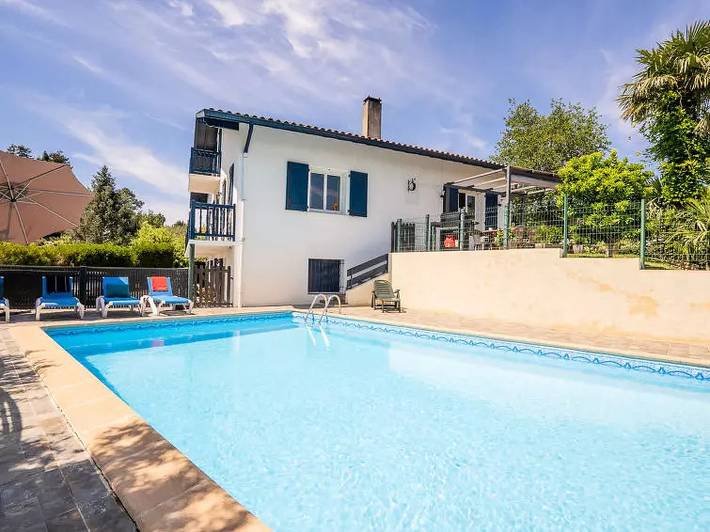 Villa pour 8 personnes, avec jardin et piscine au Pays basque