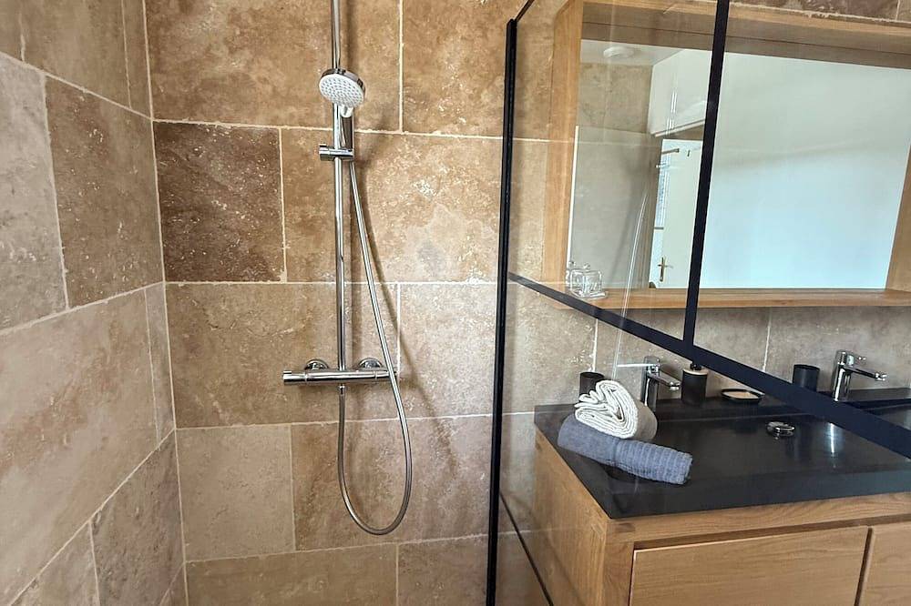 Air-Conditioned House with Private Garden in Le Thor, pets are welcome. in Le Thor, Vaucluse