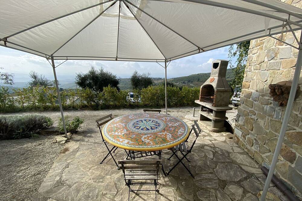 Beautiful private villa with Wifi, A/C, Tv, terrace, pets allowed, panoramic view and parking in Castellina in Chianti, Chianti