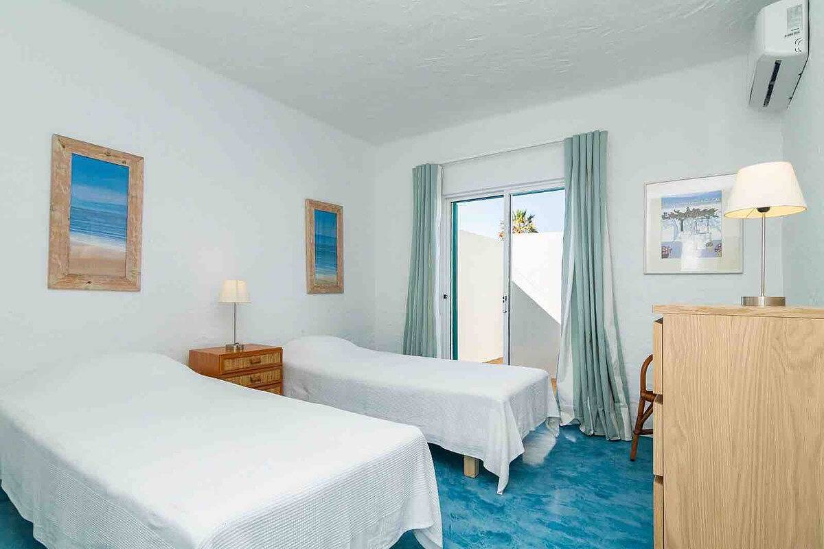 Liiiving in Algarve | Alvor Blue Villa in Praia da Prainha, Alvor