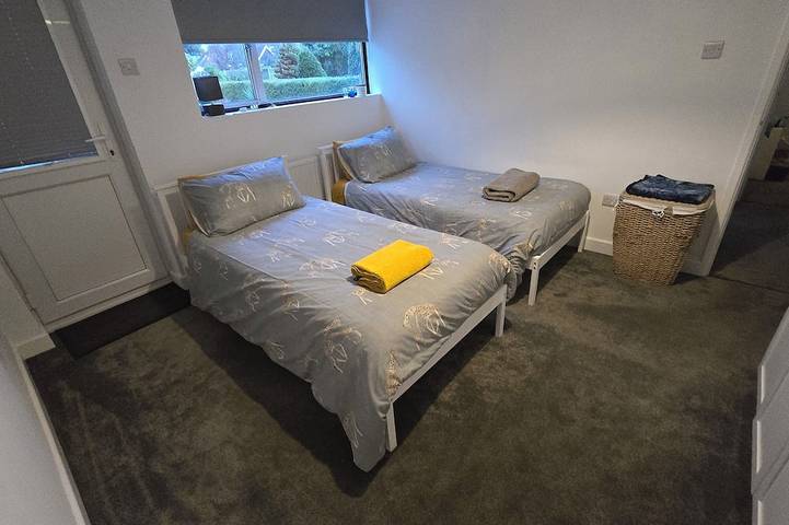 Hill Head Beach-side Cottage with Hot Tub, Large Garden and Sea Views 5bed in Fareham, Hampshire