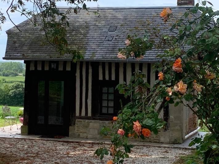 Gîte pour 2 personnes, avec vue ainsi que terrasse et jardin à Goustranville