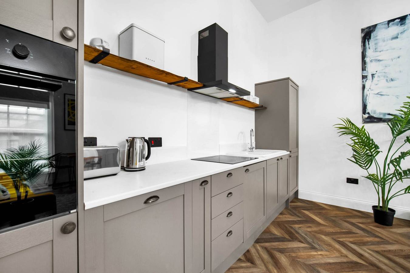 Entire apartment, Modern 2 Bedroom Apartment - Free Netflix - Bedroom Tv  - Wolverhampton Centre in Wolverhampton, Birmingham Area