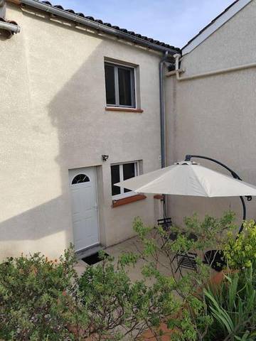 Gîte pour 4 personnes, avec jardin à Carlus
