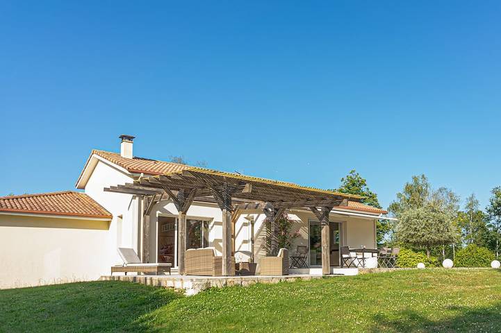 Gîte pour 9 personnes, avec jardin et balcon dans Eyjeaux