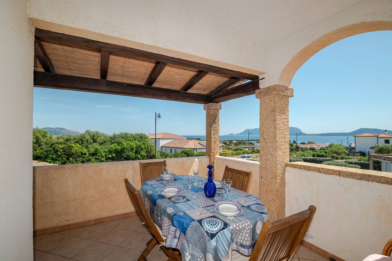 Apartamento entero, 'Casa Peonia Vista Mare' con terraza privada, Wi-Fi y aparcamiento privado in Pittulongu, Olbia
