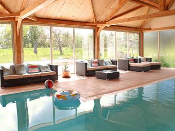 Gîte pour 2 personnes, avec terrasse et jacuzzi ainsi que piscine et jardin à Montmarault