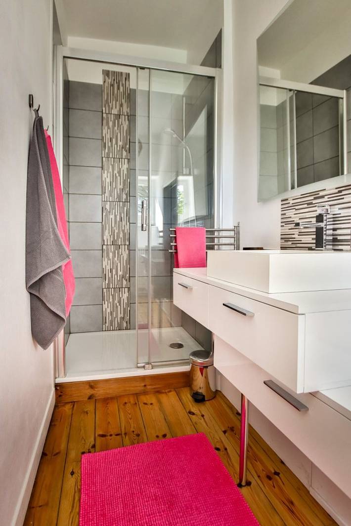 Chambre d’hôte pour 3 personnes, avec piscine ainsi que jardin et vue sur le lac dans la Loire - 3