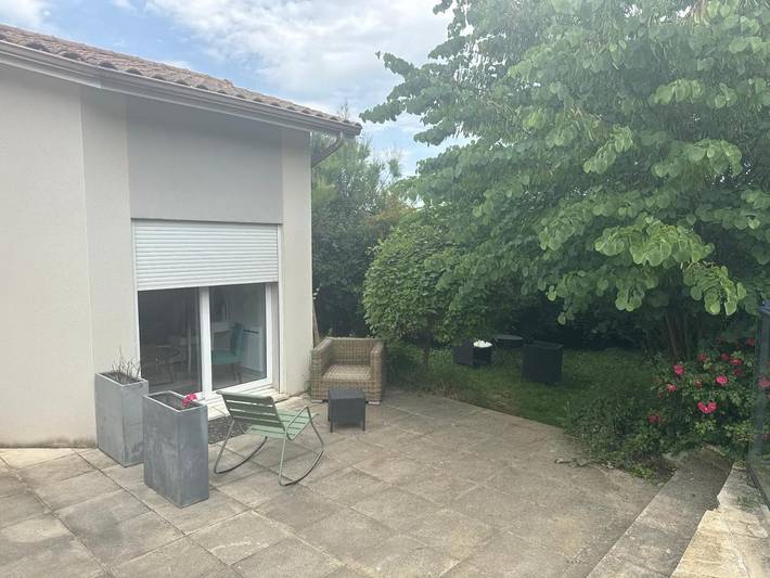 Gîte pour 3 personnes, avec Terrasse ainsi que Jardin et Piscine dans Saint-Cyr-sur-le-Rhône