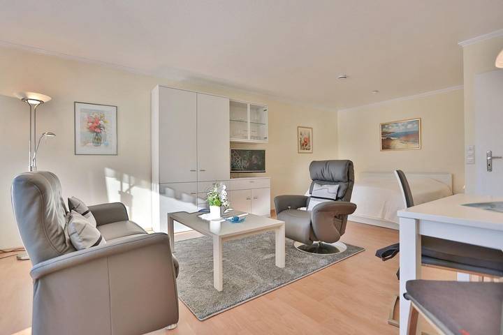 Ferienwohnung für 3 Personen, mit Balkon und Pool an der Ostsee