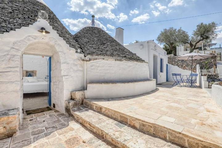 Villa 'Borgo Trulli 1817' with Private Pool, Wi-Fi and Air Conditioning in Putignano, Bari Province