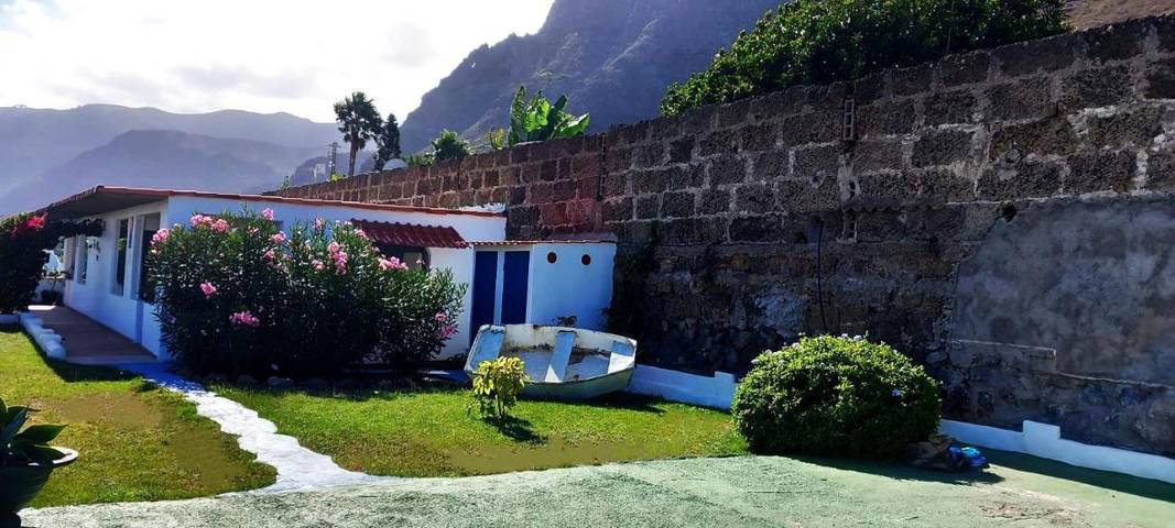 Ferienwohnung für 2 Personen, mit Terrasse und Garten sowie Pool und Ausblick in Los Silos