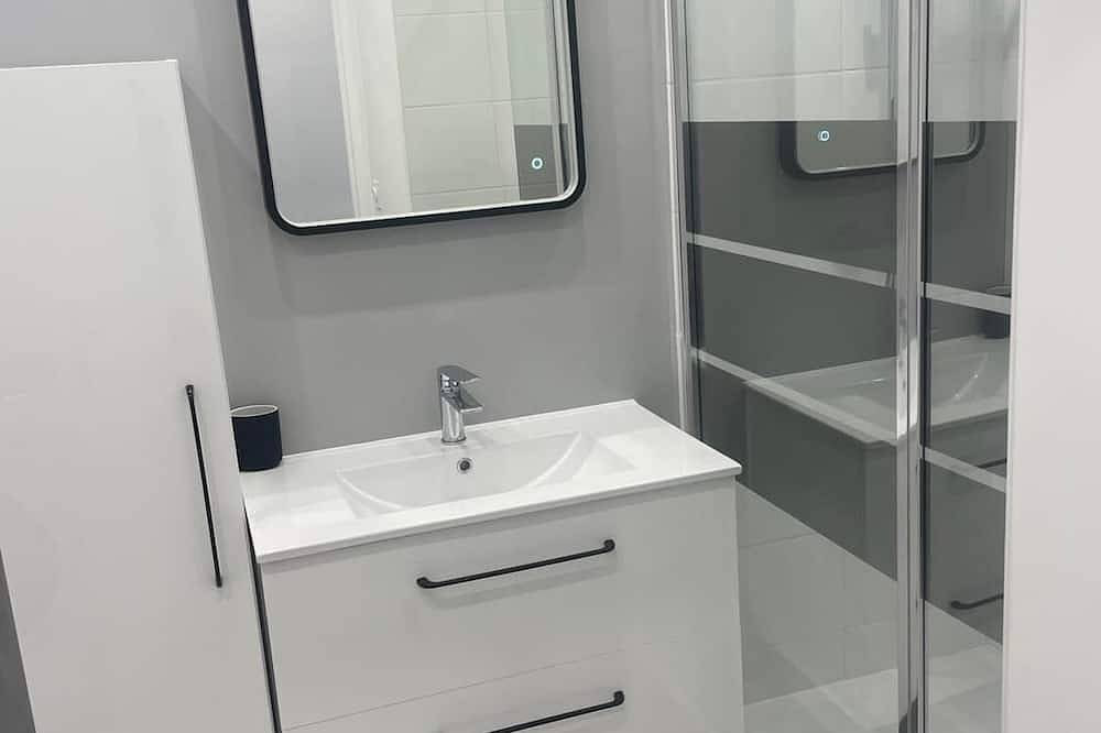 Apartamento entero, 🔆 At Brusc: Facing the beach Parking, Sheets, Wifi all included! 🔆 in Le Brusc, Six-Fours-les-Plages