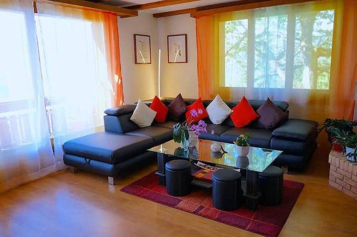 2-Storey Chalet Apartment Near Interlaken · Panoramic Lake Thun & Jungfrau Views in Sigriswil, Meer van Thun