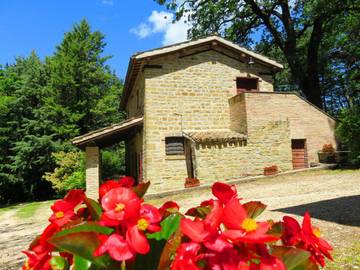Hôtel pour 2 personnes, avec piscine et bassin pour enfant ainsi que jardin et vue, animaux acceptés à Gubbio