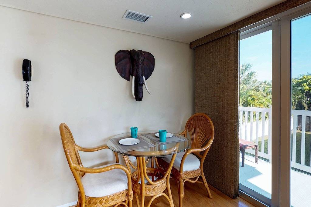Ganze Wohnung, Waterfront, hundefreundliche Wohnung w / voll ausgestattete Küche, möblierter Balkon und Blick auf den Golf in Coquina Beach, Bradenton Beach