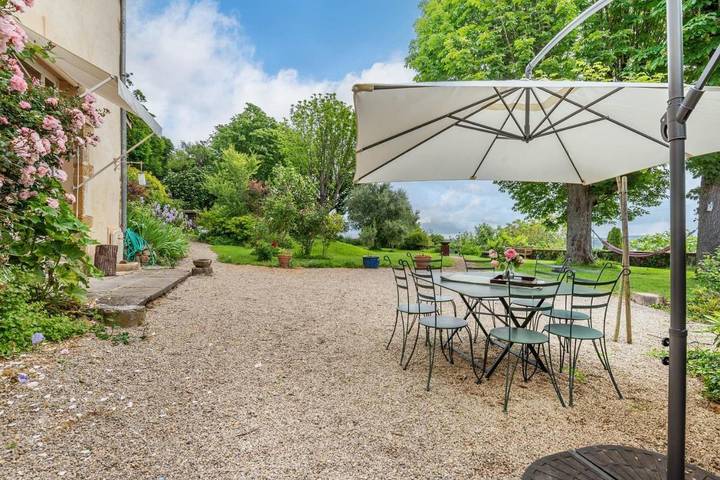 Location de vacances pour 8 personnes, avec terrasse ainsi que piscine et jardin à Collonges-au-Mont-d'Or - 3