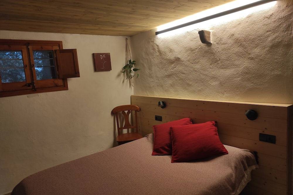 Very well located house with rustic charm for 4 people (near Girona, Costa Brava in Vilamarí, Vilademuls