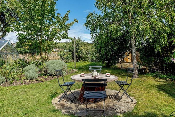 Cottage for 11 people, with garden, with pets in Burton Bradstock