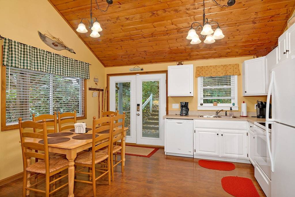 Smoky Mountain Treehouse - Gemütlich, sauber, Whirlpool, Wifi, Zentralheizung, Bewertungen in Blue Ridge Parkway, Cataloochee Valley