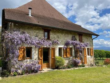 Gîte pour 5 personnes, avec jardin ainsi que terrasse et vue à Morestel