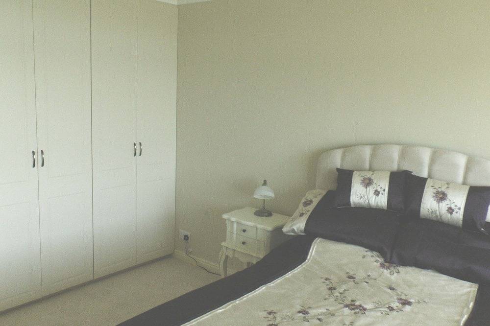 Entire apartment, With spectacular sea views the flat is literally across the road from the Beach. in Hove, Brighton
