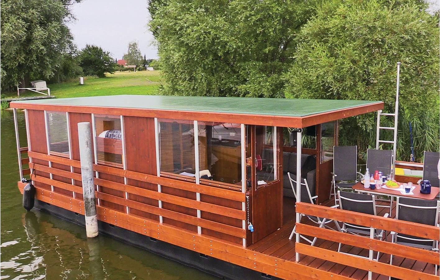 Hausboot am Wasser mit Terrasse & WiFi in Loitz in Loitz, Vorpommern Greifswald