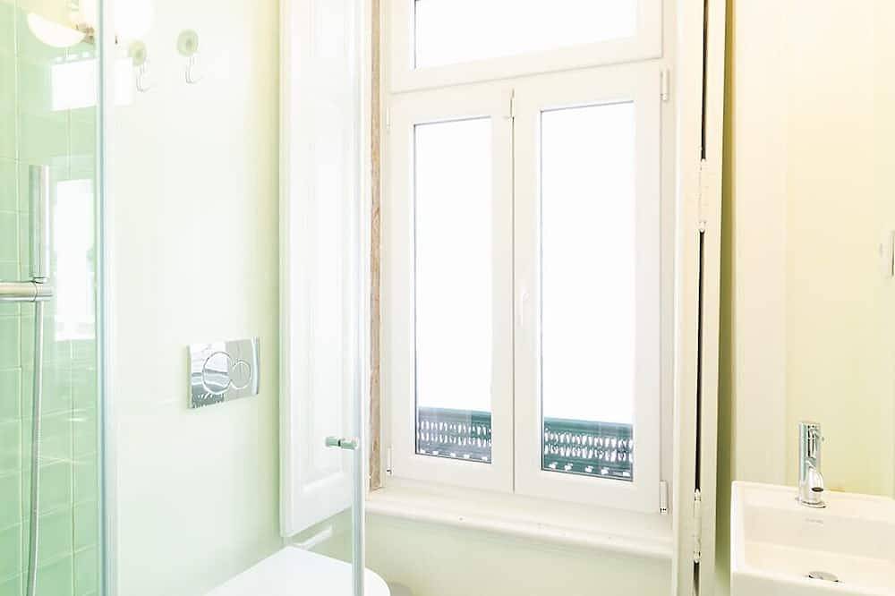 Guesthouse - Double Room with Private Bathroom - (Room 2 Uriel ) in Anjos, Lissabon