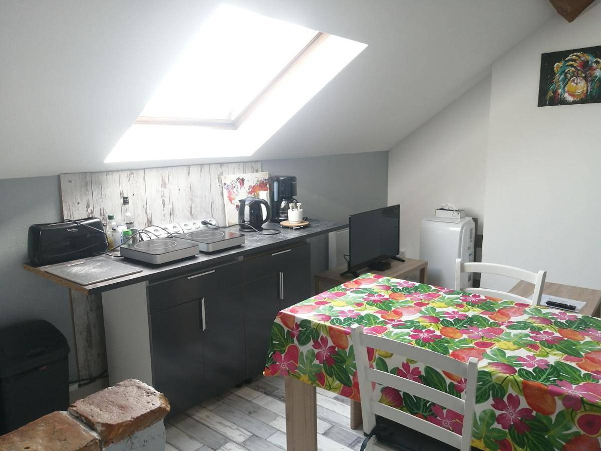 Appartement entier, One-Bedroom Apartment in Doué-la-Fontaine, Vallée de la Loire