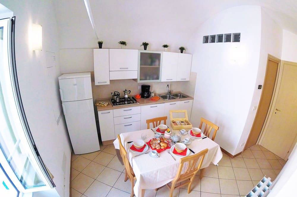 Apartment in a historic building 80 mtr from the beach. Wifi and Airco.  in Borghetto Santo Spirito, Riviera di Ponente