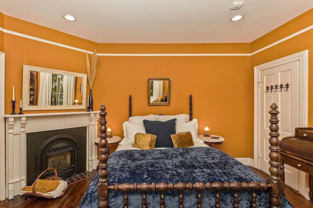 Historic Cottage Retreat • walk to downtown • porch swings • cozy fireplaces in Blue Ridge Parkway, Asheville