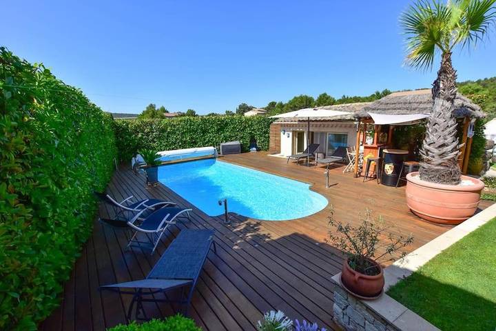 Location de vacances pour 7 personnes, avec jardin ainsi que piscine et vue à Vernègues