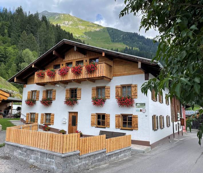 Ferienwohnung für 5 Personen, mit Balkon und Garten sowie Ausblick im Lechtal