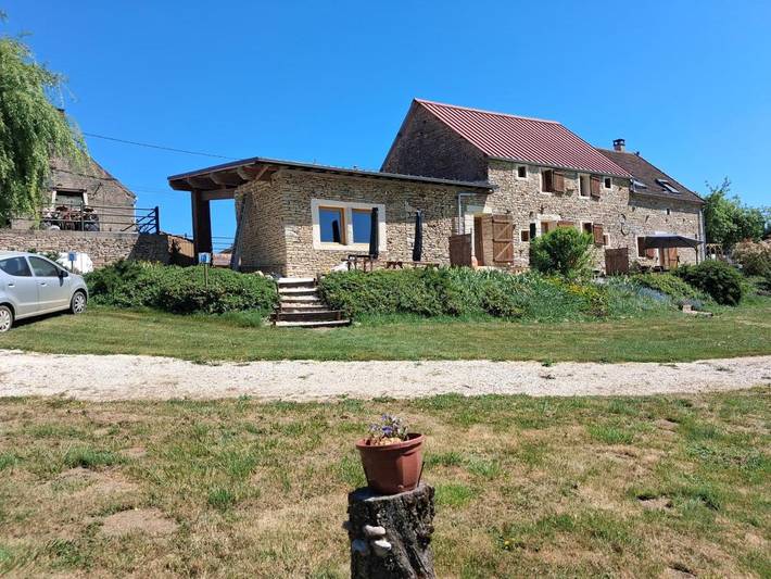 Gîte pour 10 personnes, avec piscine ainsi que vue et jardin, animaux acceptés à Montillot