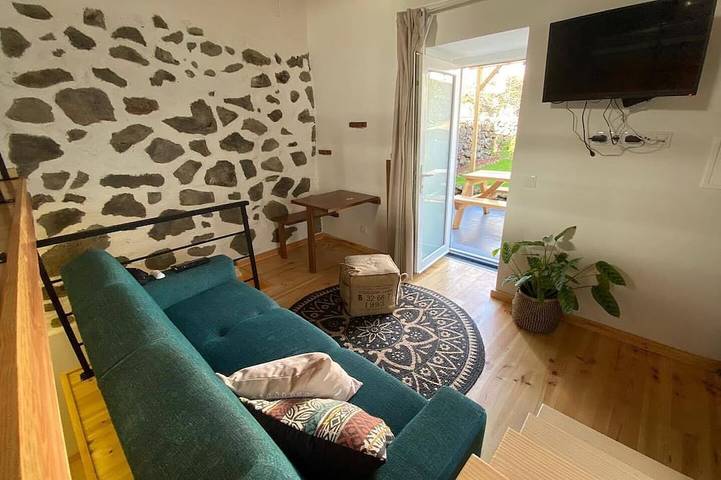 Vacation rental for 4 people, with balcony and yard in Terceira (Azores)