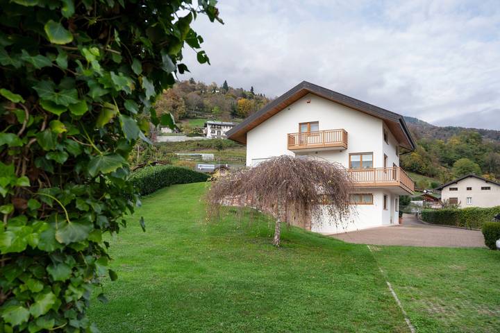 Apartamento inteiro, Apartamento 'Casa Hueller' com vista para a montanha, terraço privado e acesso Wi-Fi in Roncegno, Valsugana