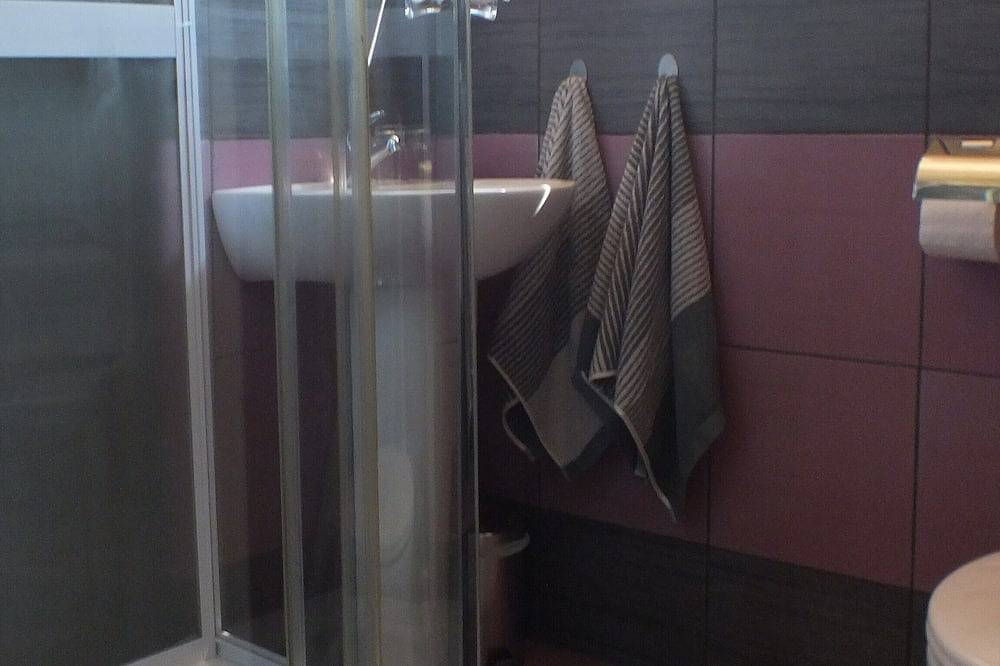 Freistehendes Ferienhaus beim Wellnessbad mit eingezäuntem Garten und Terrasse in Dombowa, Komitat Tolnau