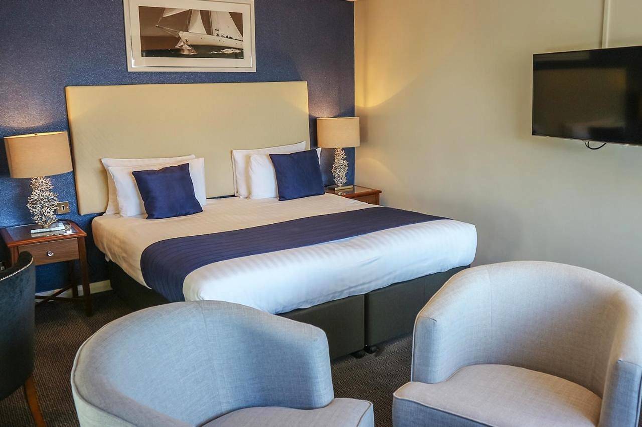 Hotel for 10 people with hot tub in Sandbanks, Poole