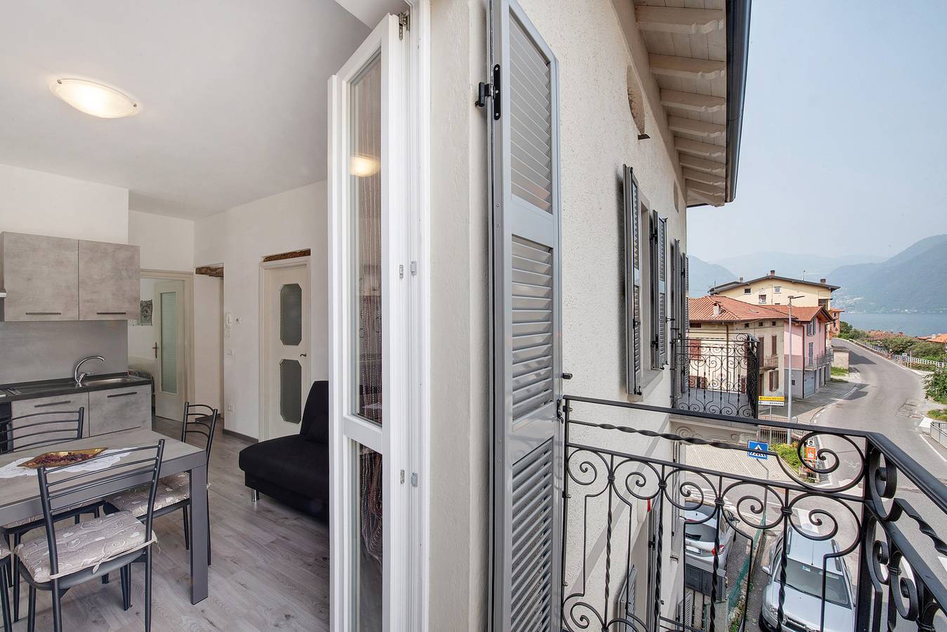 Appartamento intero, Appartamento '2' con vista lago, piscina condivisa e Wi-Fi in Bagnana (Lezzeno), Lezzeno