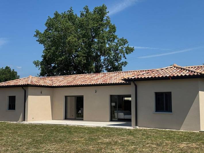 Location de vacances pour 8 personnes, avec jardin ainsi que vue et terrasse à Saint-Julien-du-Serre