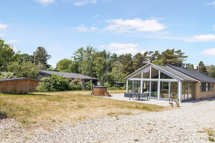 Ferieudlejning for 12 personer, med Terrasse og Have i Vig